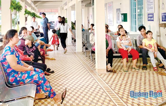 Người dân đến Trung tâm Y tế huyện Bình Sơn khám, chữa bệnh khá đông, trong khi đơn vị thiếu khoảng 100 chỉ tiêu biên chế.