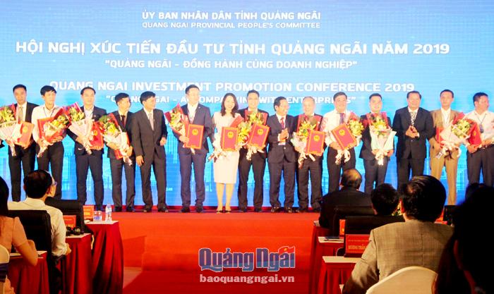 Lãnh đạo tỉnh trao giấy chứng nhận đầu tư cho các dự án lớn tại Hội nghị XTĐT tỉnh Quảng Ngãi năm 2019.
