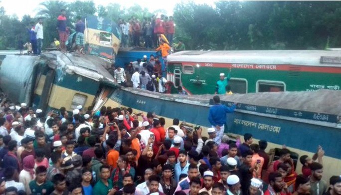 Vụ tai nạn giữa hai tàu cao tốc ở miền Đông Bangladesh khiến ít nhất 15 người thiệt mạng và 58 người bị thương hôm 12-11. Ảnh: Daily Star
