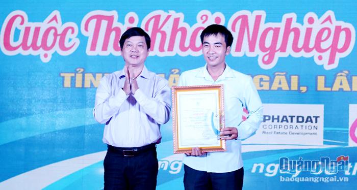 Phó Giám đốc Sở KH&CN Trần Thanh Trường trao giải cho tác giả đạt giải tại cuộc thi.