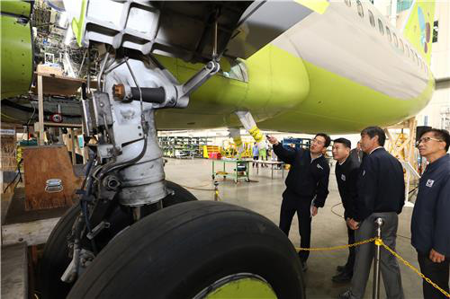 Máy bay của hãng Jin Air được kiểm tra vào ngày 11-11 - Ảnh: YONHAP