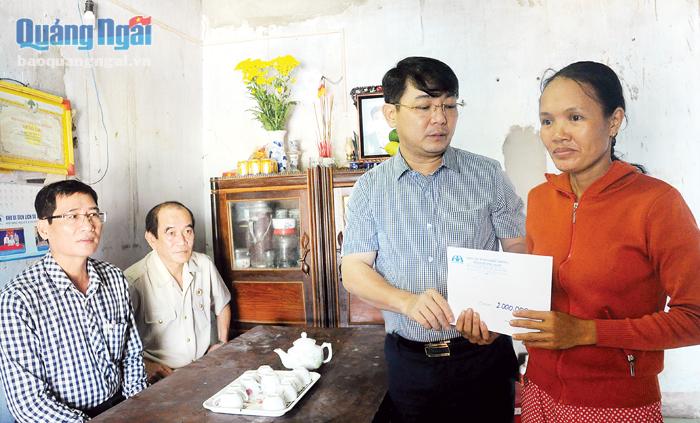 Giám đốc Sở GTVT, kiêm Phó trưởng Ban ATGT tỉnh Hà Hoàng Việt Phương trao quà, động viên thân nhân các gia đình có người bị tai nạn giao thông.  ẢNH: LÊ ĐỨC