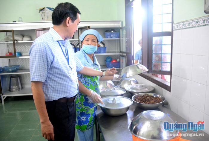 Cán bộ Chi cục ATVSTP tỉnh kiểm tra thức ăn bán trú tại Trường Tiểu học Trần Hưng Đạo (TP.Quảng Ngãi).          Ảnh: T.L