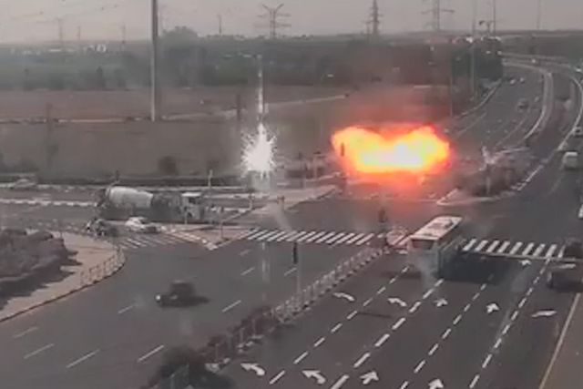 Tên lửa từ Dải Gaza rơi trúng đường cao tốc tại Israel (Ảnh: NYP)