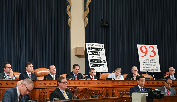 Các thành viên của Ủy ban tình báo Hạ viện tham gia phiên điều trần mở ngày 13-11 tại tòa nhà Quốc hội Mỹ ở Washington - Ảnh: REUTERS