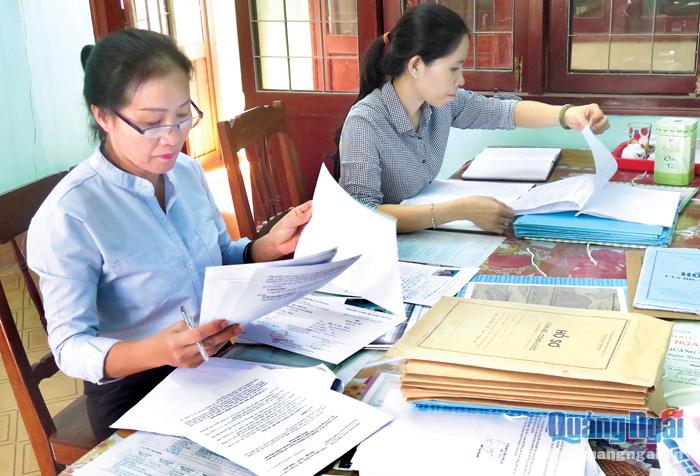 Cán bộ Ban Tổ chức Tỉnh ủy kiểm tra hồ sơ đảng viên của huyện Nghĩa Hành.