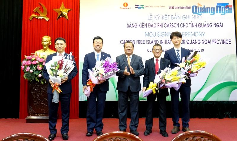 Phó Chủ tịch Thường trực UBND tỉnh Nguyễn Tăng Bính tặng hoa cảm ơn các đơn vị tài trợ 