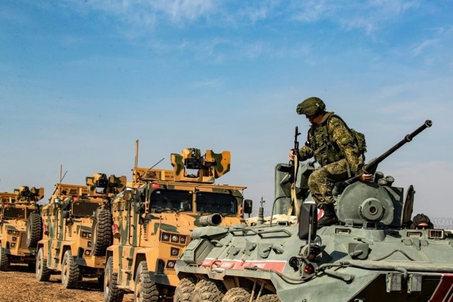  Phương tiện quân sự của Nga, Thổ Nhĩ Kỳ tuần tra chung ở biên giới Syria. Ảnh: AFP.