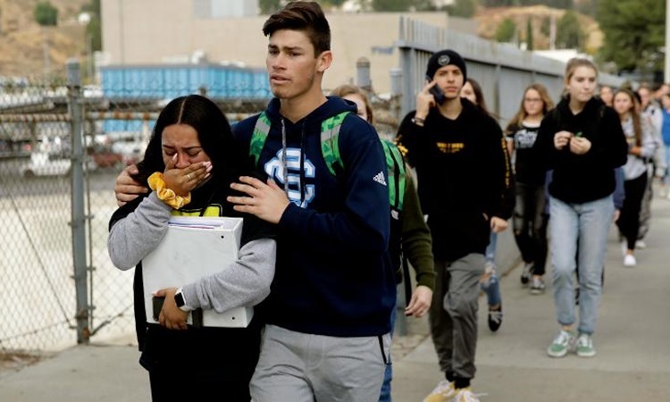  Học sinh bật khóc khi được đưa khỏi trường Saugus sau vụ nổ súng sáng 14/11. Ảnh: CNN.