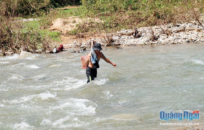 Người dân Ba Giang vượt sông trở về nhà sau bão số 6.