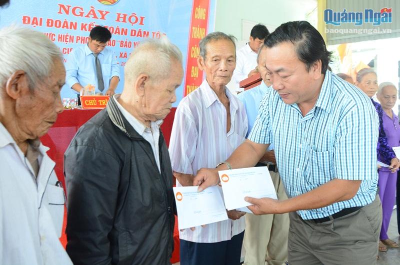 Đại diện Ủy ban MTTQ Việt Nam tỉnh trao quà cho hộ nghèo ở thôn Thượng Hòa.