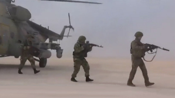Trực thăng và binh lính Nga đã được triển khai đến căn cứ bỏ không của Mỹ tại miền bắc Syria - Ảnh: Zvezda TV
