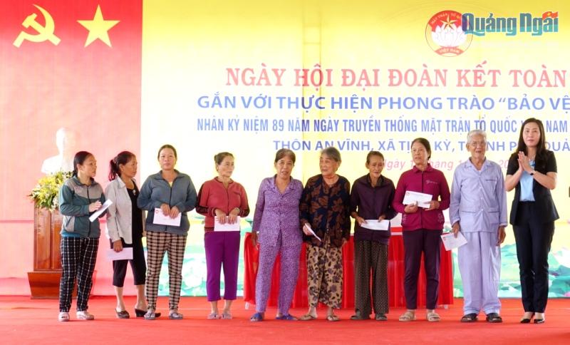 Phó Bí thư Thường trực Tỉnh ủy, Chủ tịch HĐND tỉnh Bùi Thị Quỳnh Vân trao quà cho các hộ gia đình