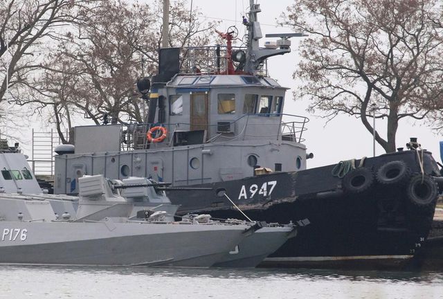 Tàu Ukraine bị Nga bắt giữ. Ảnh: Reuters