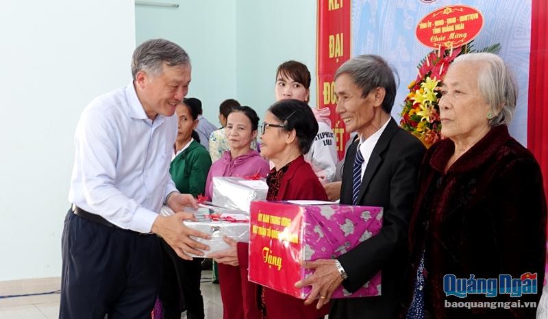 Bí thư Trung ương Đảng, Chánh án Tòa án Nhân dân Tối cao Nguyễn Hòa Bình trao quà cho các gia đình chính sách tiêu biểu