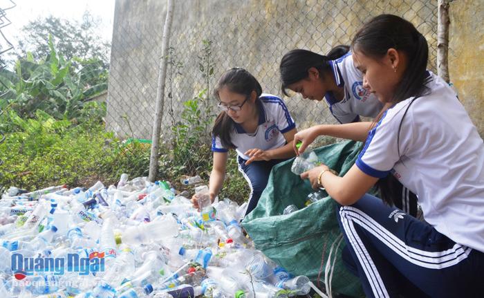 Học sinh Trường THPT Vạn Tường (Bình Sơn) thu gom chai nhựa vừa góp phần bảo vệ môi trường, vừa tạo quỹ giúp bạn nghèo. 