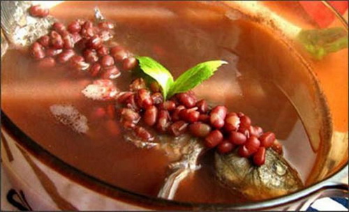 Cá chép hầm đậu đỏ lợi thủy tiêu thũng, rất tốt cho người bị phù ở bụng và chân.