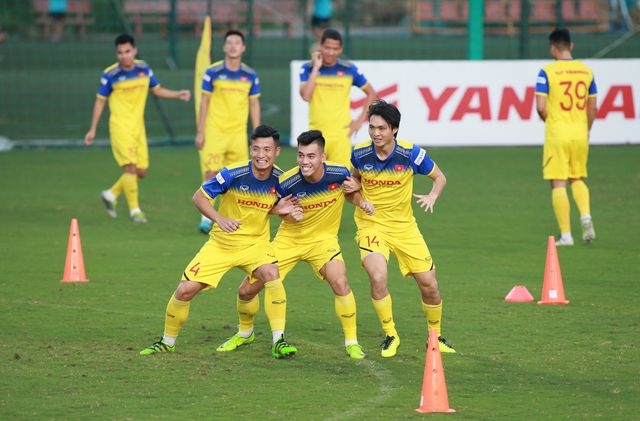  Các tuyển thủ Việt Nam vẫn hăng say tập luyện chuẩn bị cho trận đấu quan trọng gặp Thái Lan vào tối mai (19/11)