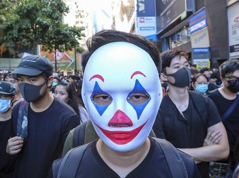Người biểu tình đeo mặt nạ trong một cuộc tụ tập ở Hong Kong. Ảnh: SCMP.