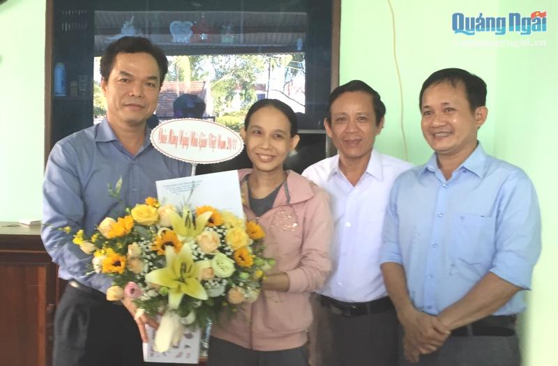 PhóChủ tịch UBND tỉnh Đặng Ngọc Dũng tặng hoa, chúc mừng cô giáo Lê Thị Kiều.