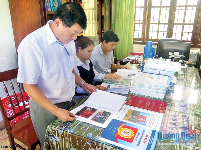 Cán bộ Ban Tuyên giáo Huyện ủy Sơn Hà đang thẩm định các bài tham gia cuộc thi Tìm hiểu lịch sử Đảng bộ tỉnh Quảng Ngãi, giai đoạn 1930 - 2020.