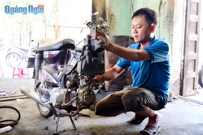 Anh Nguyễn Văn Quang, ở xã Tịnh Sơn (Sơn Tịnh) tự tạo thu nhập ổn định bằng nghề sửa chữa xe máy.