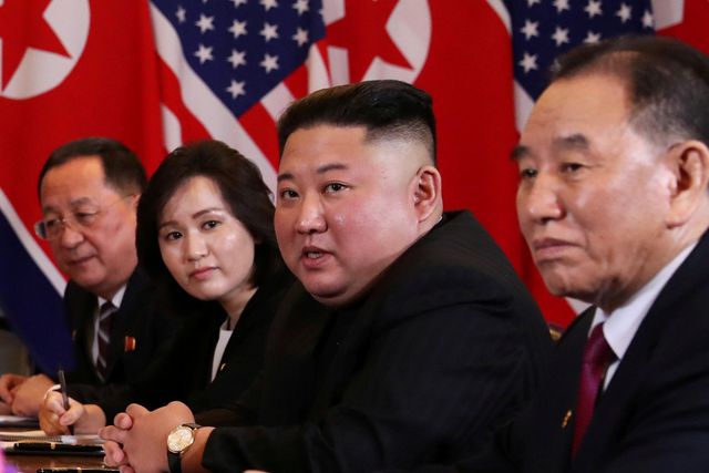 Ông Kim Yong-chol và nhà lãnh đạo Kim Jong-un trong cuộc gặp với Tổng thống Donald Trump tại Việt Nam hồi tháng 2 (Ảnh: Reuters)