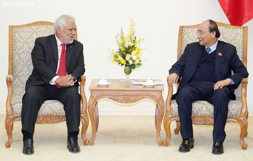 Thủ tướng Nguyễn Xuân Phúc và Đại sứ Venezuela Jorge Rondon Uzcategui. Ảnh: VGP/Quang Hiếu