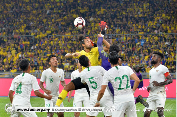 Cầu thủ Indonesia chủ động chơi phòng ngự số đông nhưng vẫn bị thủng lưới sau quả đá phạt trực tiếp quá đẹp mắt của Safawi Rasid - Ảnh: FAM