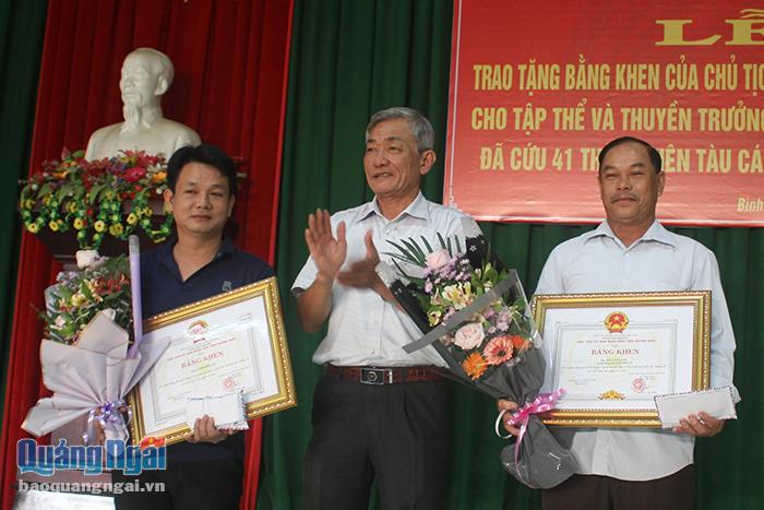 Ông Dương Văn Tô – Giám đốc Sở NN & PTNT tỉnh trao tặng bằng khen cho thuyền trưởng Bùi Văn Danh và thuyền viên