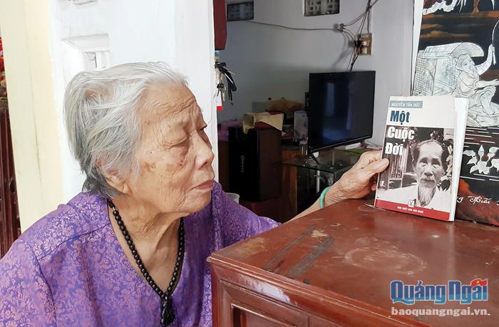 Con gái đầu lòng của cố nhà giáo Nguyễn Tấn Đức là bà Nguyễn Thị Mỹ nâng niu cuốn hồi ký của cha mình như 