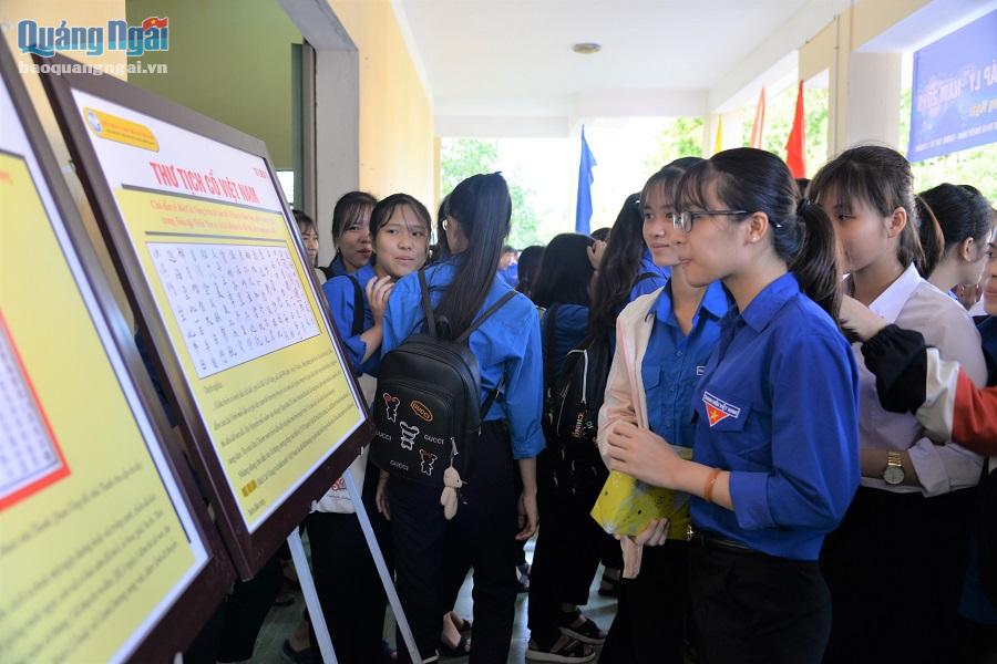 Triễn lãm nhằm giúp nhân dân, nhất là sinh viên, học sinh tỉnh Quảng Ngãi hiểu rõ về chủ quyền của Việt Nam đối với hai quần đảo Hoàng Sa và Trường Sa