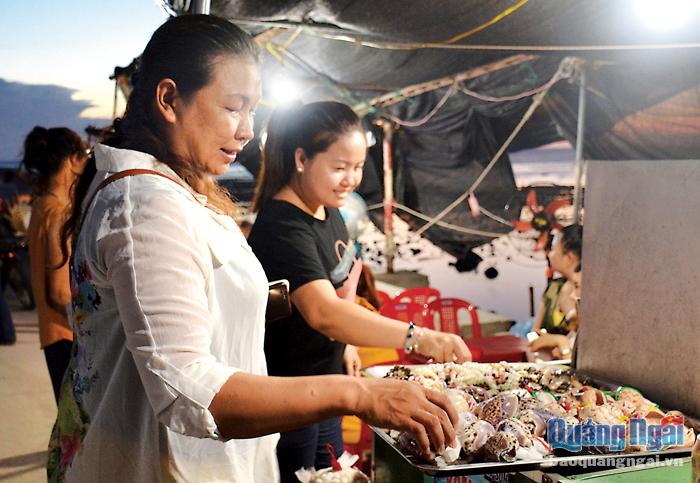 Sản phẩm du lịch trải nghiệm kết hợp mua sản phẩm đặc thù ở địa phương Lý Sơn đã thu hút du khách.