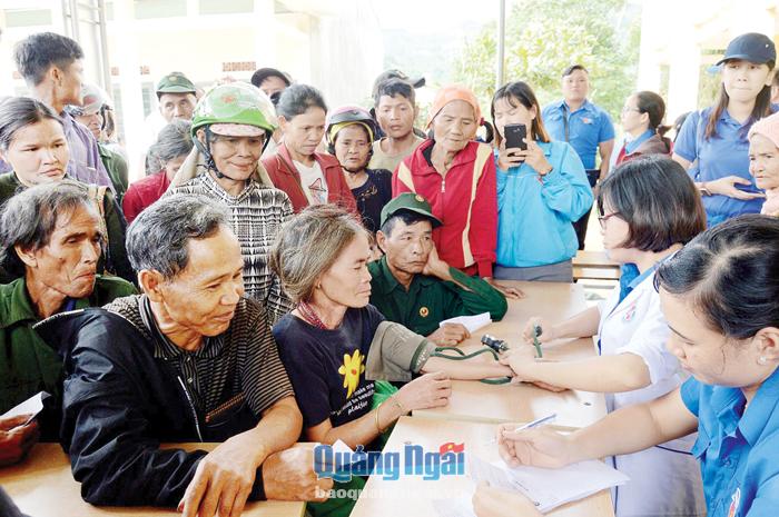 Các y, bác sĩ trẻ thuộc Đoàn Khối Các cơ quan tỉnh khám bệnh, cấp phát thuốc miễn phí cho người dân xã Sơn Tân (Sơn Tây). 