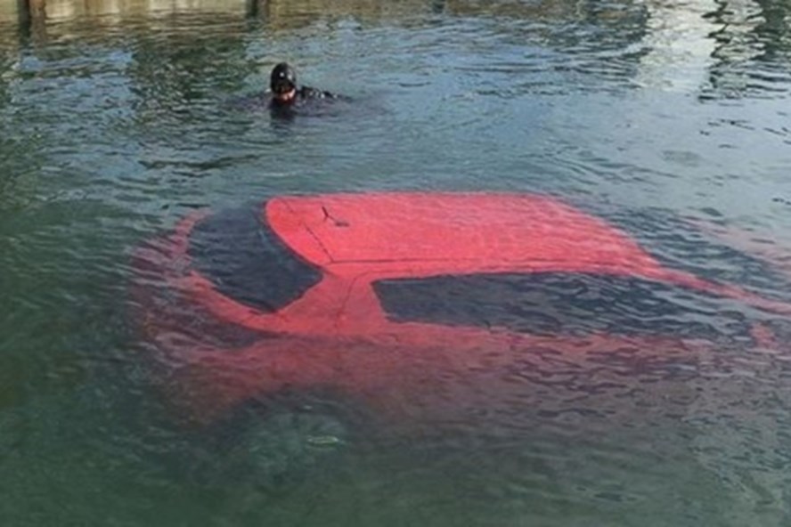 Ôtô sẽ nhanh chóng chìm xuống nước sau 1-2 phút, do đó bạn cần nhanh chóng thoát ra ngoài. Ảnh ST.
