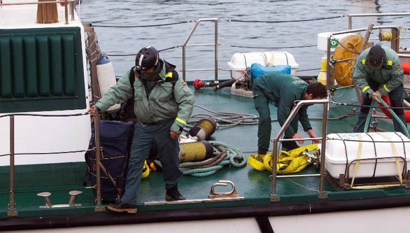 Cảnh sát Tây Ban Nha điều tra trên chiếc tàu ngầm chở cocaine - Ảnh: CNN