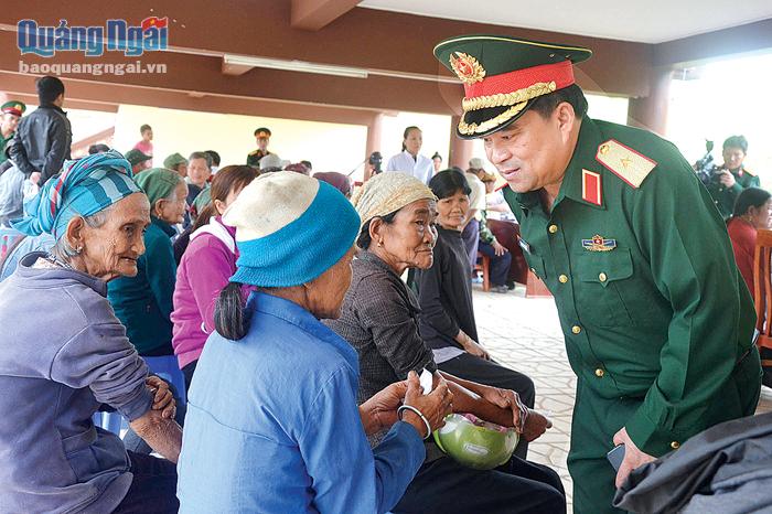 Chính ủy Quân khu 5, Thiếu tướng Trịnh Đình Thạch thăm hỏi người dân thôn làng Teng, xã Ba Thành (Ba Tơ).