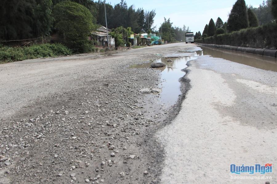 Hệ thống thoát nước của đường bị tê liệt, nên đường bị ngập úng khi có mưa. Tình trạng này đã khiến mặt đường ngày càng xuống cấp trầm trọng