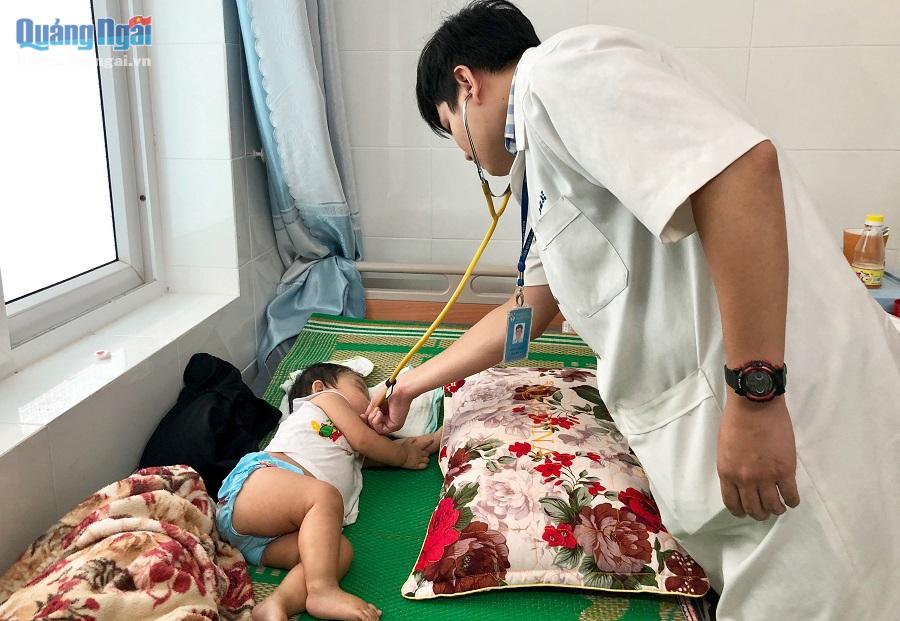 Một trường hợp mắc sởi đang điều trị tại Bệnh viện Sản Nhi tỉnh