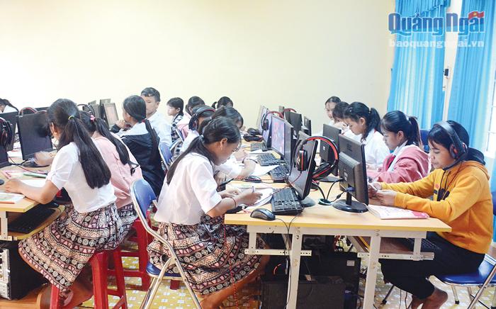 Học sinh Trường THCS Dân tộc nội trú Sơn Tây thực hành môn Tin học.