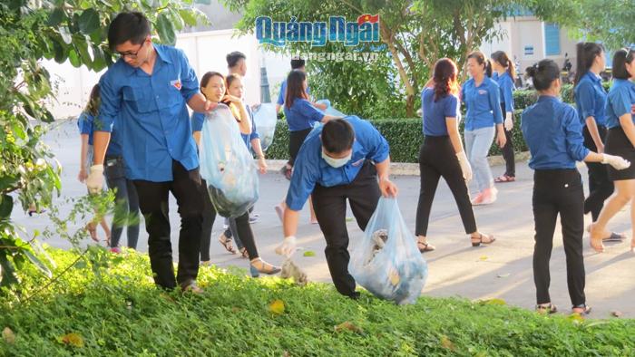 Đoàn viên thanh niên Bệnh viện Sản - Nhi tỉnh tham gia dọn rác thải nhựa.