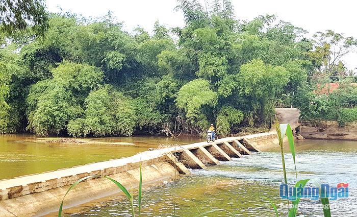 Đập Bến Lở là con đường vượt sông duy nhất của người dân thôn Phước Lâm, xã Hành Nhân (Nghĩa Hành).