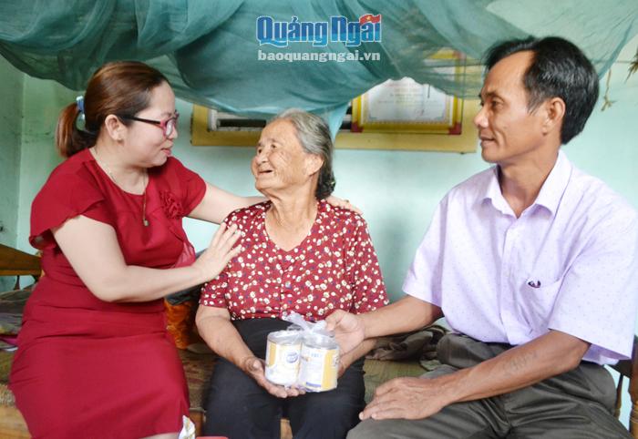 Vợ chồng chị Đỗ Thị Ngọc Trầm đến thăm cụ bà Phạm Thị Lương.