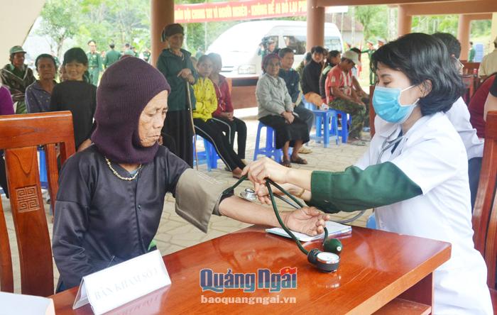 Bộ CHQS tỉnh tham gia cùng với Quân khu 5 tổ chức khám bệnh, cấp thuốc miễn phí cho người dân huyện Ba Tơ.          Ảnh: XT