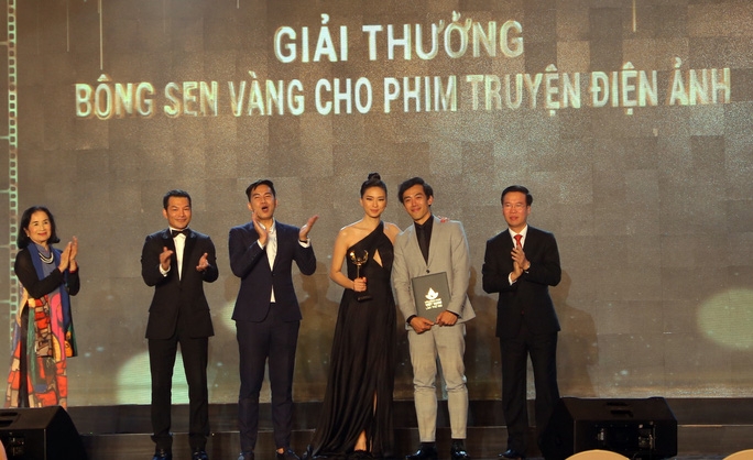 Nhà sản xuất Ngô Thanh Vân và đạo dễn Leon Quang Lê nhận giải Phim xuất sắc nhất với “Song lang” Ảnh: DIỄM MI