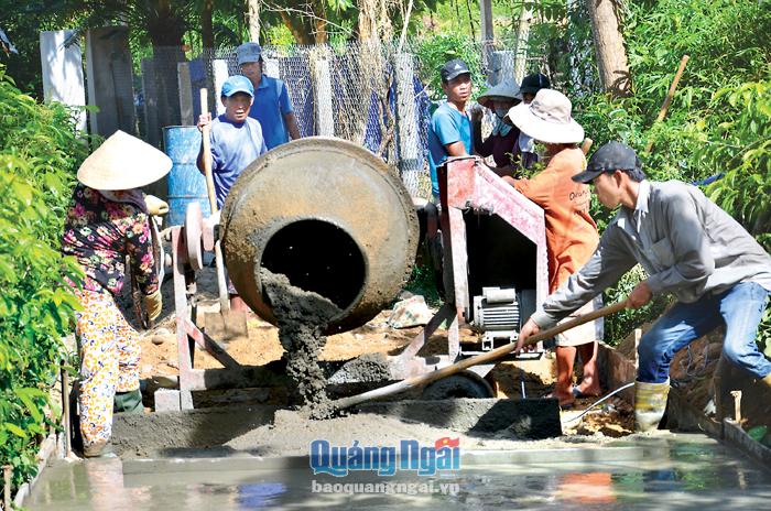 Người dân xã Tịnh Minh tham gia xây dựng đường bê tông nông thôn.