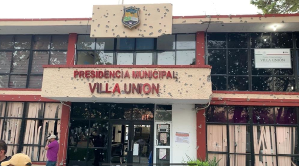Những lỗ đạn ở văn phòng thị trưởng ở thị trấn Villa Union, tỉnh Coahuila, Mexico - Ảnh: Chụp màn hình