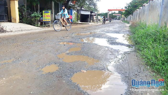  Tuyến đường ĐH01 qua địa bàn xã Bình Trung (Bình Sơn) hư hỏng nghiêm trọng.