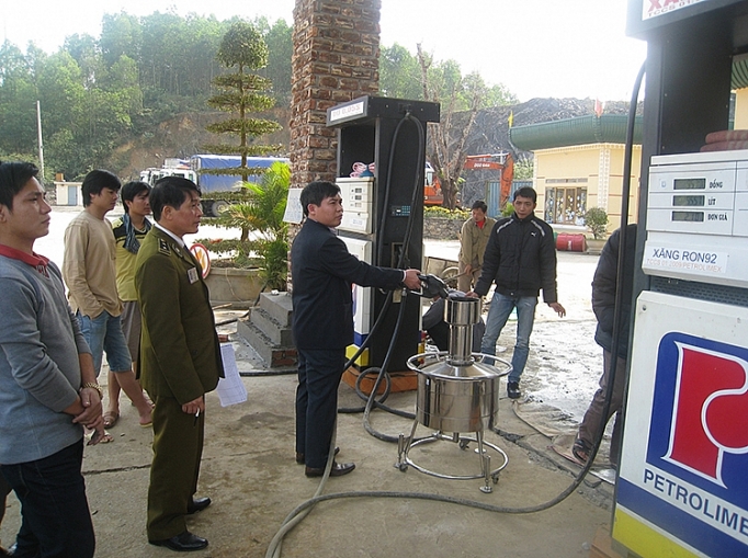 Lực lượng chức năng tỉnh Tiền Giang kiểm tra chất lượng xăng dầu