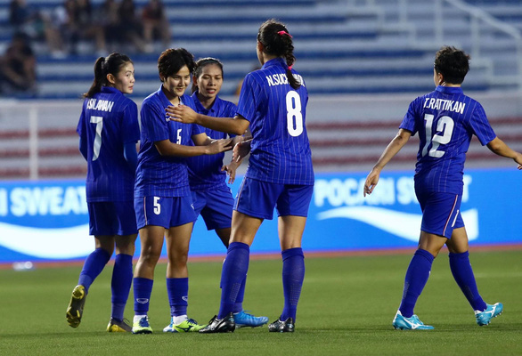 Các cầu thủ nữ Thái Lan ăn mừng chiến thắng trước Indonesia - Ảnh: NGUYỄN KHÁNH